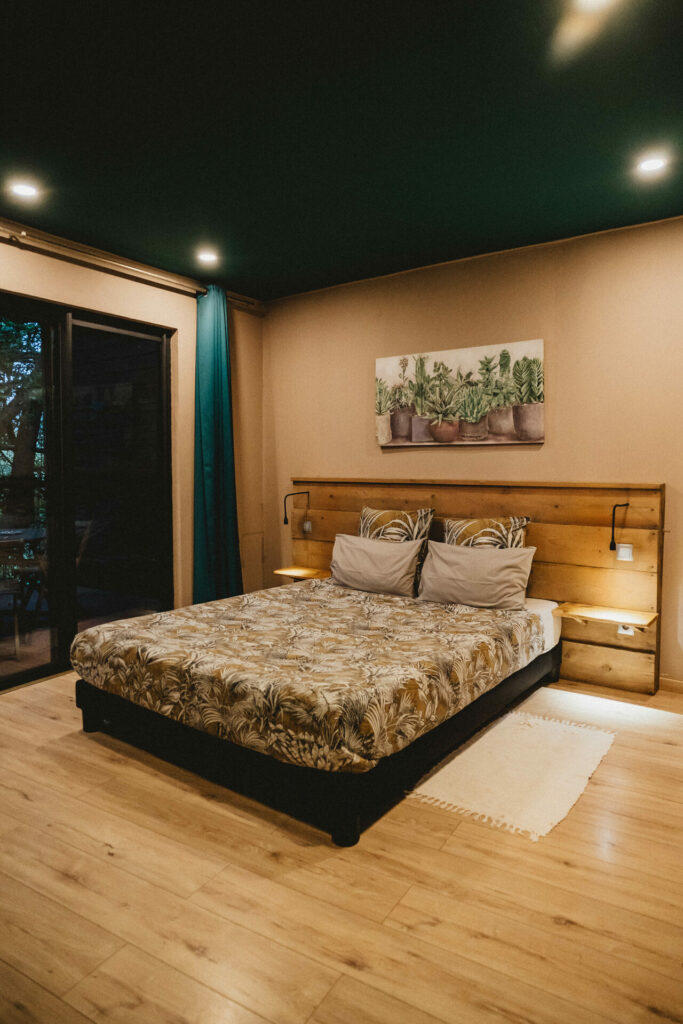 Chambre principale du lodge, vue portrait