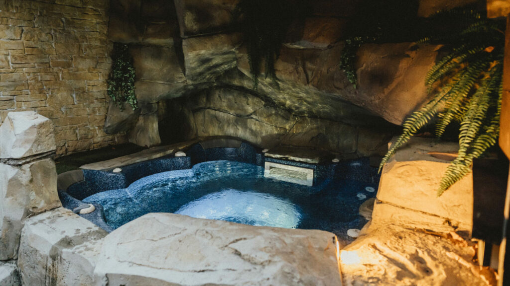 Jacuzzi privé dans une grotte rocheuse
