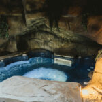 Jacuzzi privé installé dans une grotte rocheuse