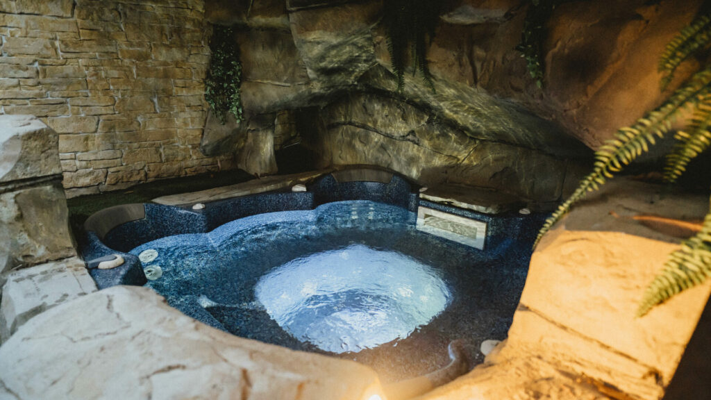 Jacuzzi vu de face, ambiance grotte tamisée