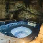 Jacuzzi vu de face, ambiance grotte tamisée
