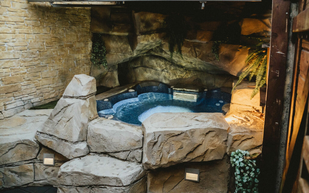 Jacuzzi privé dans une grotte rocheuse, vue large