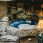 Jacuzzi privé dans une grotte rocheuse, vue large
