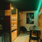 Cuisine avec coin repas et ambiance LED