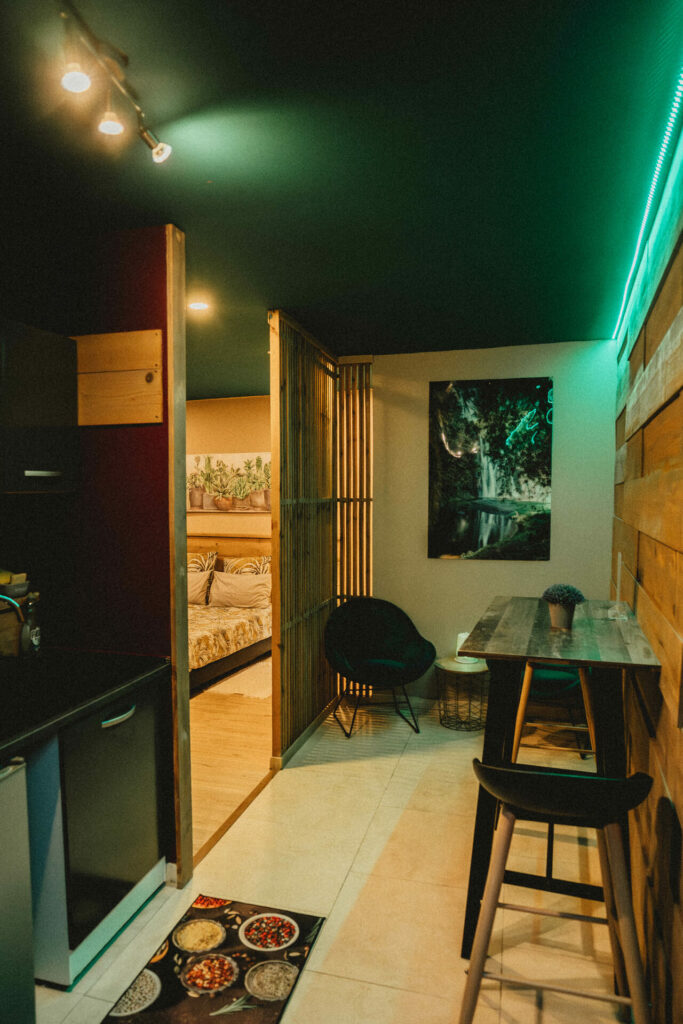 Cuisine avec coin repas et ambiance LED