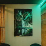 Fauteuils verts et tableau de cascade