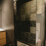 Douche italienne avec mur en ardoise