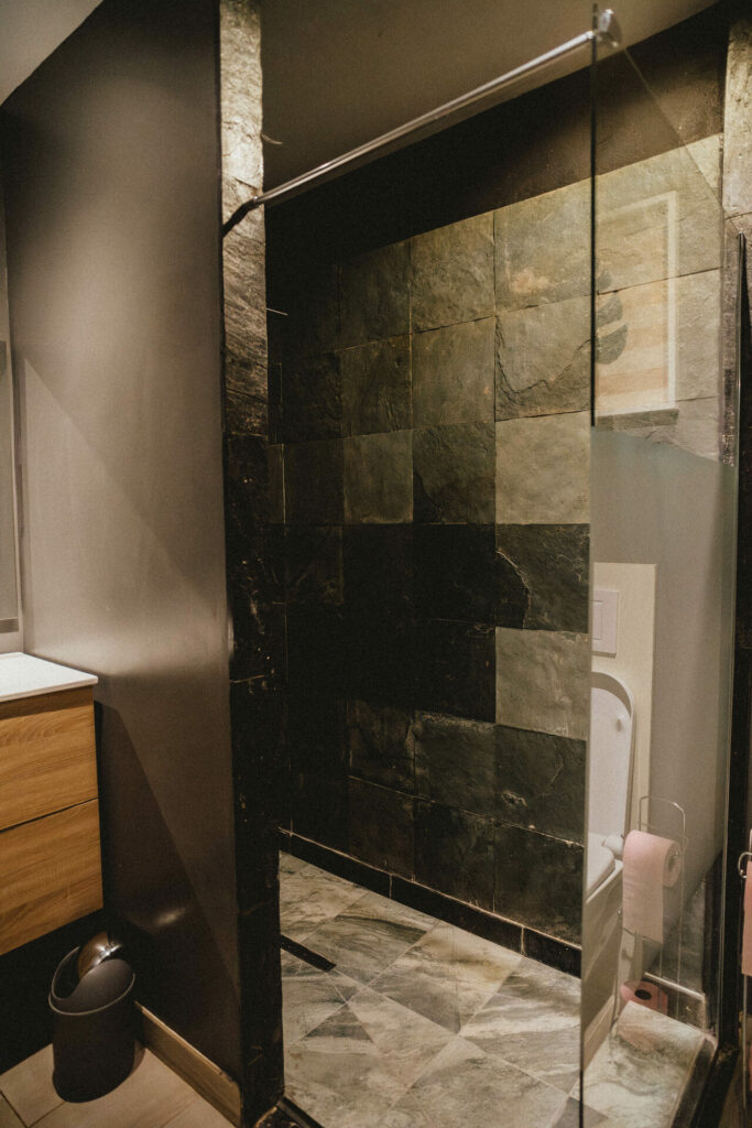 Douche italienne avec mur en ardoise