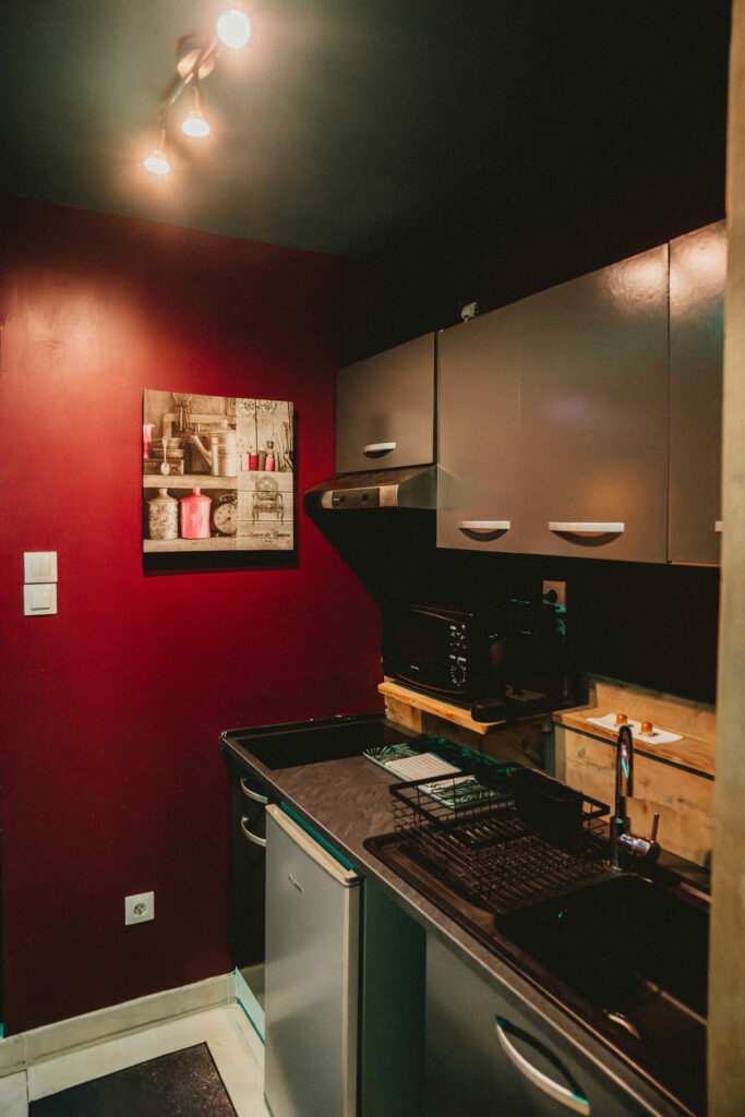 Plan de travail de la cuisine avec mur rouge