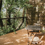 Table et chaises bois sur terrasse extérieure