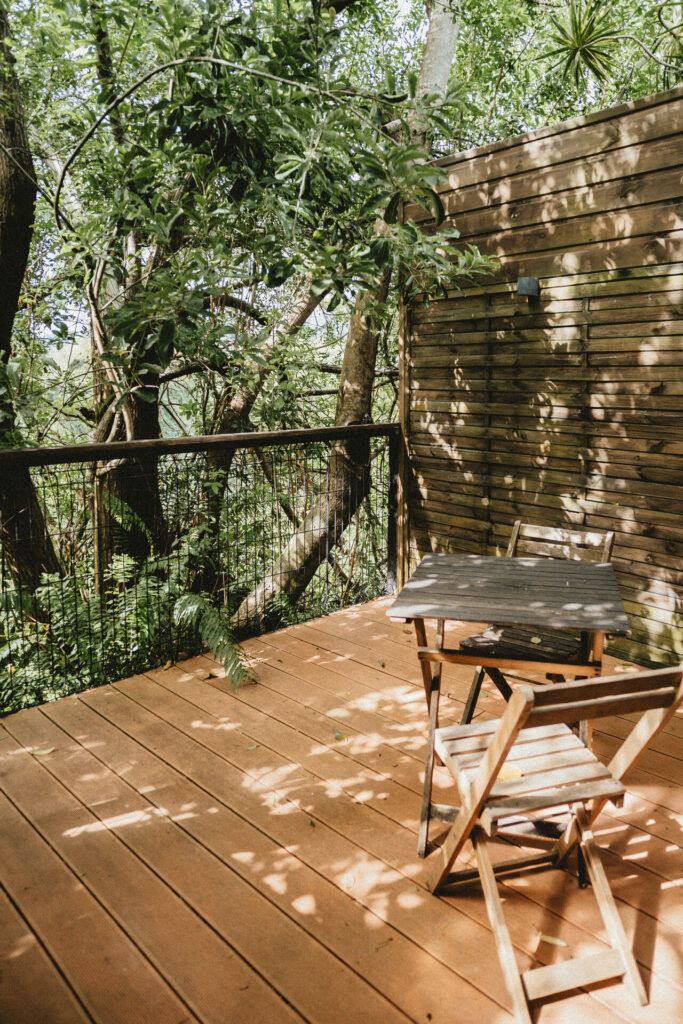 Table et chaises bois sur terrasse extérieure